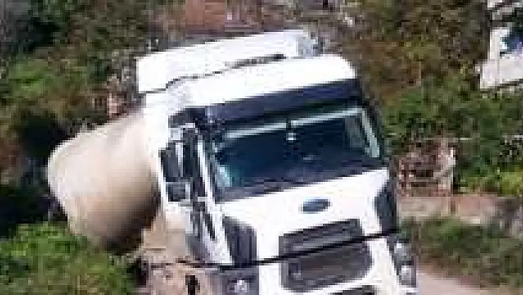 Çimento Yüklü TIR Yan Yattı