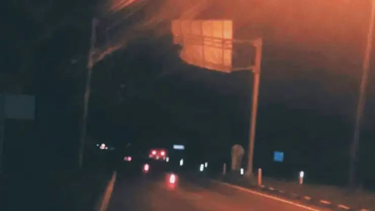 Damperi açık kaldı, tabelaya çarptı
