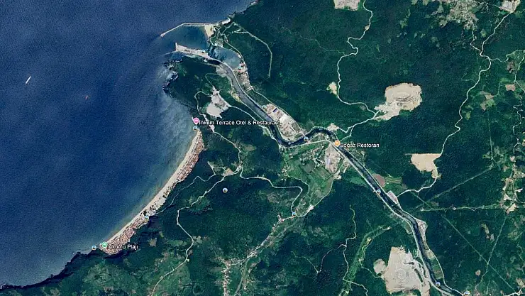 Deniz manzaralı çöplükte çalışma