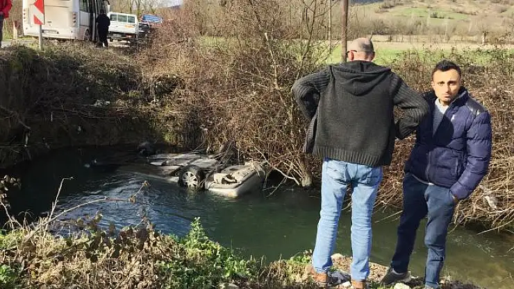 Dereye uçan otomobil suya gömüldü
