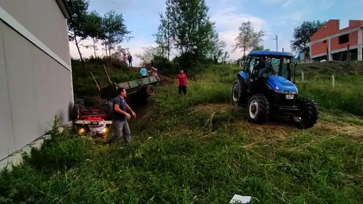 Devrilen traktörün altında kaldı