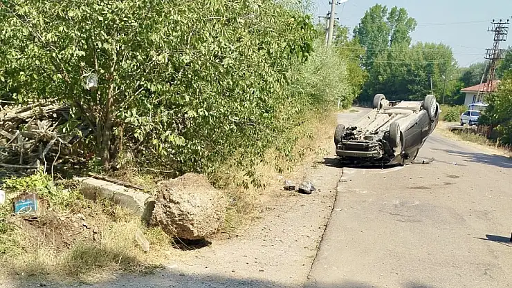 Direğe çarpan araç takla attı