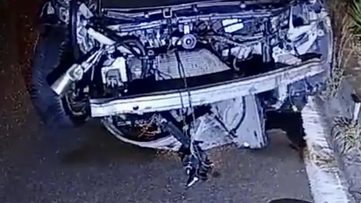 Direğe çarptı, lastik fırladı