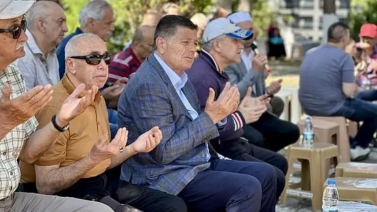 Dualar edildi, mezarlıklar çiçeklendi