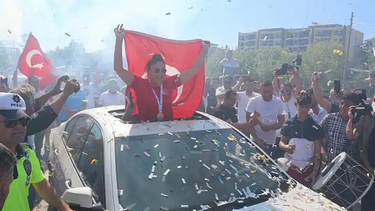 Dünya Şampiyonuna coşkulu karşılama