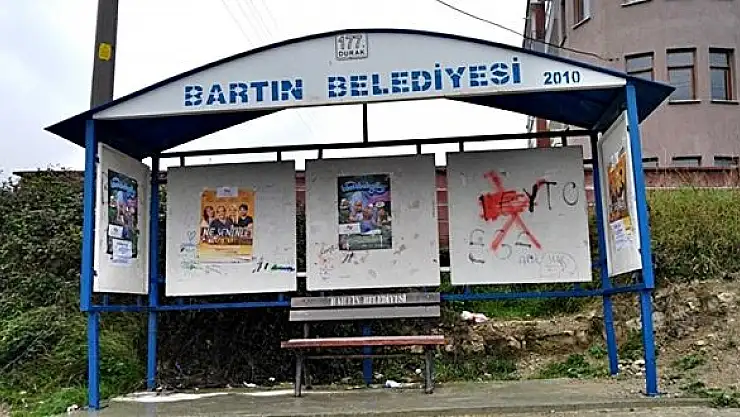 Duraklar kaçak afiş panosuna döndü
