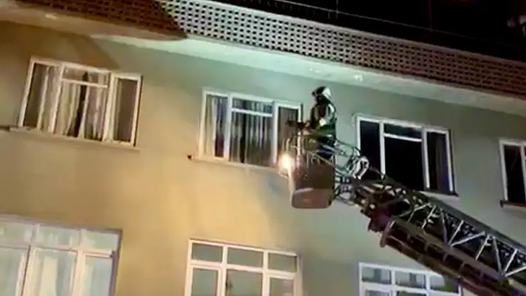 Ekipler eve balkondan girdi