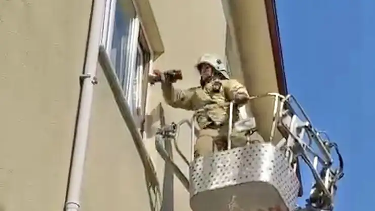 Ekiplerden camdan içeri girdi