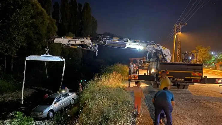 El freni çekilmeyen otomobil dereye uçtu