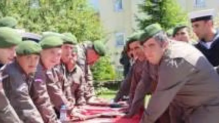 Engelliler çakı gibi asker oldu