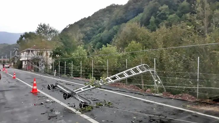 Faciadan dönüldü, 3 elektrik direği yıkıldı