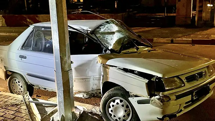 Gece gezmeye çıktı, araba hurdaya döndü
