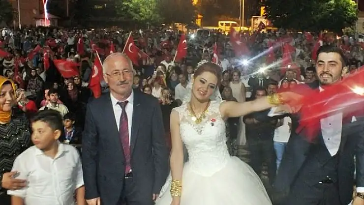 Gelin - damat demokrasi nöbetine katıldı