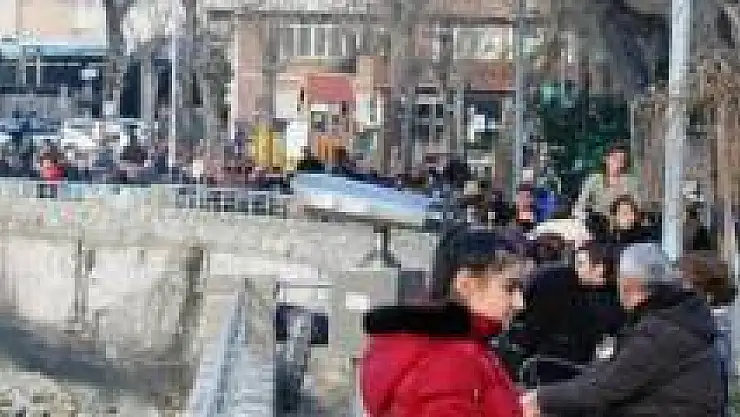 Güneşi gören parklara akın etti