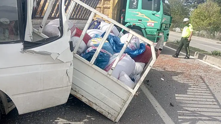 Hafriyat Kamyonu ile Kamyonet Çarpıştı