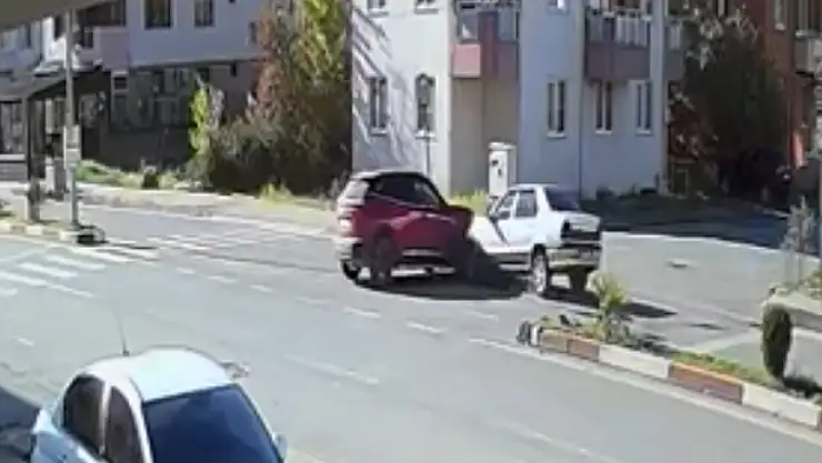 İki araç çarpıştı, 3 yaralı