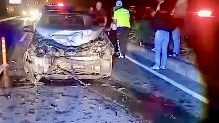 İki araç Kafa kafaya çarpıştı