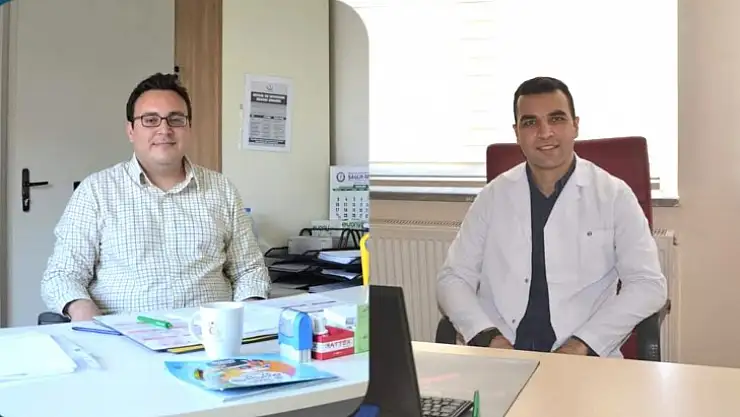 İki doktor hasta kabulüne başlıyor