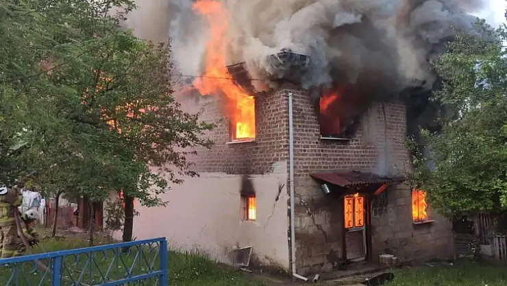 İki katlı evi alevler sardı