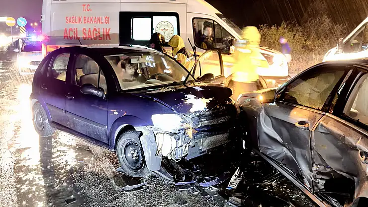 İki otomobil çarpıştı, 2 yaralı
