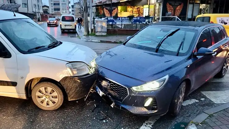 İki otomobil kafa kafaya çarpıştı