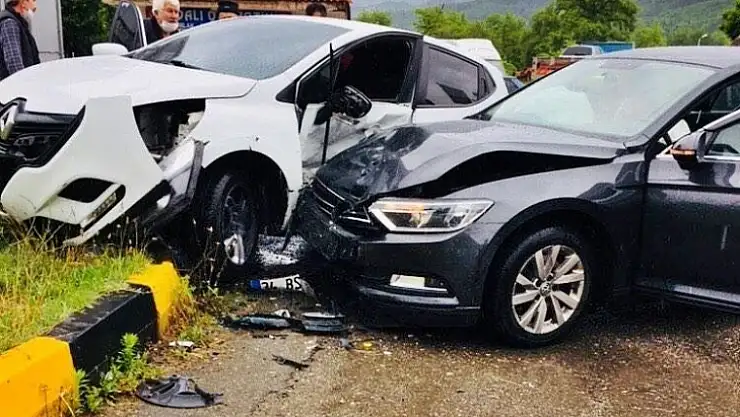 İki otomobil kavşakta çarpıştı