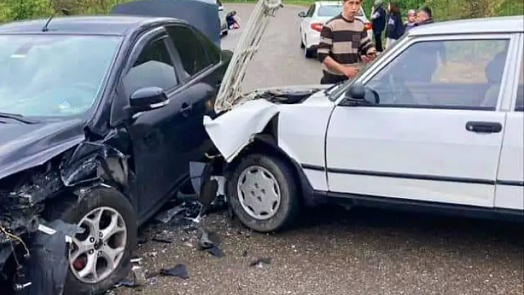 İki otomobil virajda çarpıştı