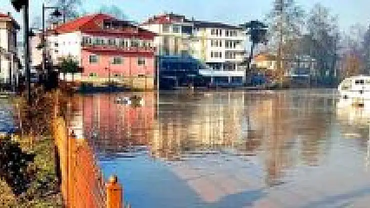 Irmakta sular yükseldi, köprüler ulaşıma kapandı