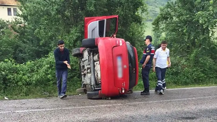 Islak zeminde kayan otomobil takla attı