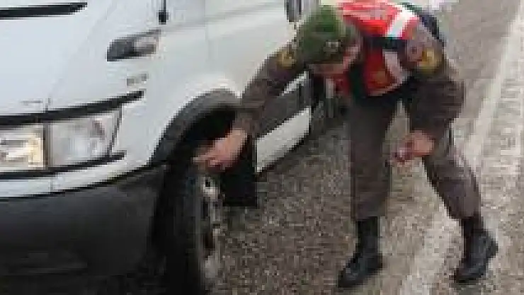 Jandarma kış lastiği denetimi yaptı