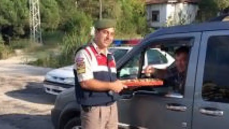 Jandarmadan sürücülere bayram Çikolatası