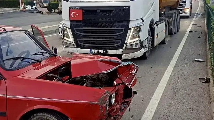 Kamyon ile Toros çarpıştı
