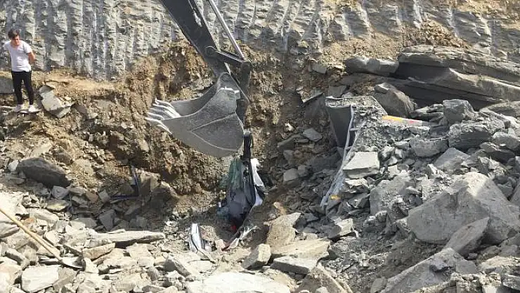 Kamyon ve iş makinesi toprak altında kaldı