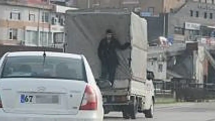 Kamyonet arkasında tehlikeli yolculuk