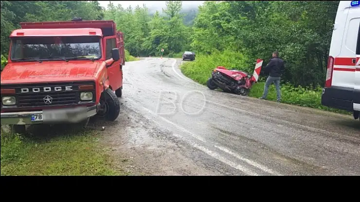 Kamyonet ile otomobil çarpıştı