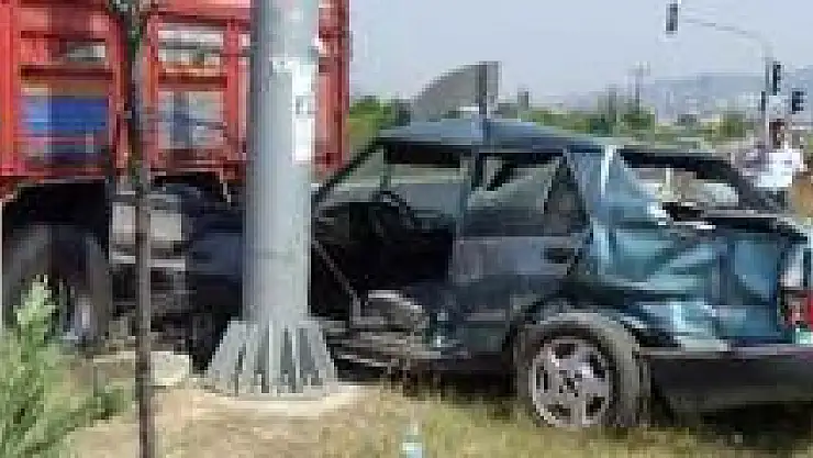 Kamyonun çarptığı otomobil hurdaya döndü