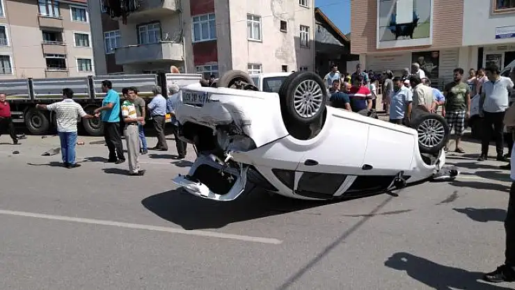 Karşı şeride geçip tıra çarptı
