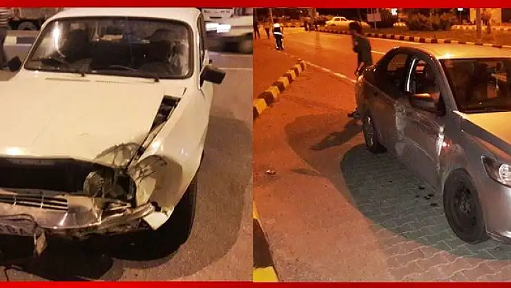 Kavşakta İki Otomobil Çarpıştı