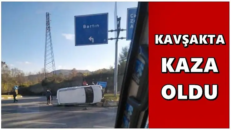 Kavşakta kaza, araç devrildi
