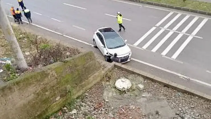 Kayan araç kaldırıma çıktı