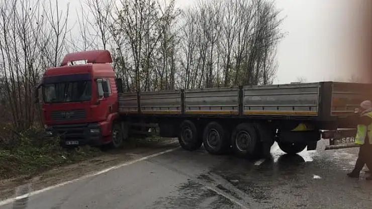 Kayan Tır yoldan çıktı