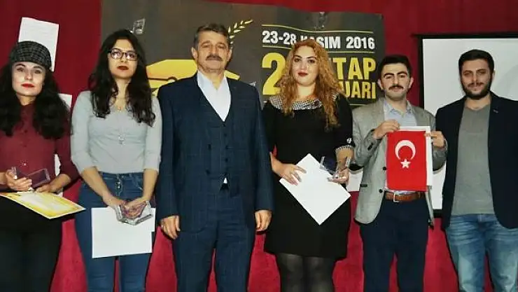 Kazandığı ödülü bakın ne yaptı!