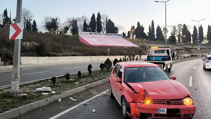 Kontrolden çıkıp direğe çarptı