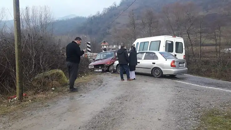 Köprü girişinde İki Otomobil çarpıştı