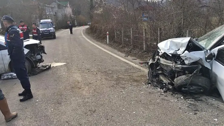 Kötü kaza, kafa kafaya çarpıştılar