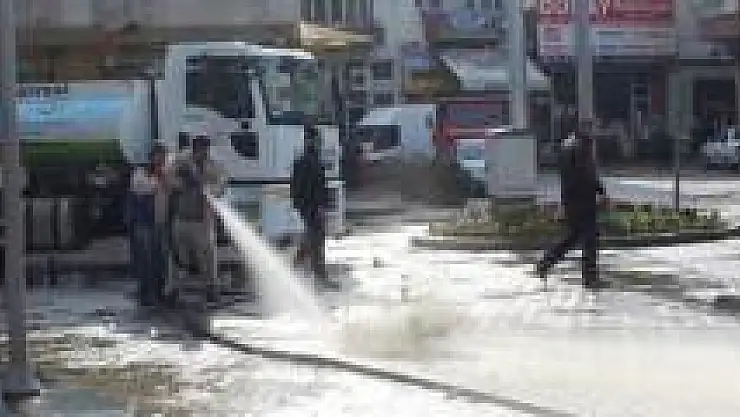 Kozcağız'da Çamurlu Yollar Yıkanıyor