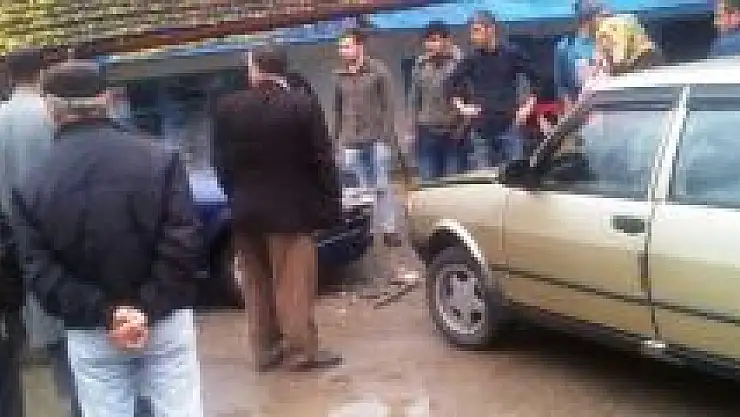 Kozcağız'da kaza, otomobiller çarpıştı