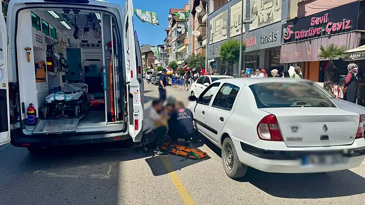 Küçük çocuğa araba çarptı