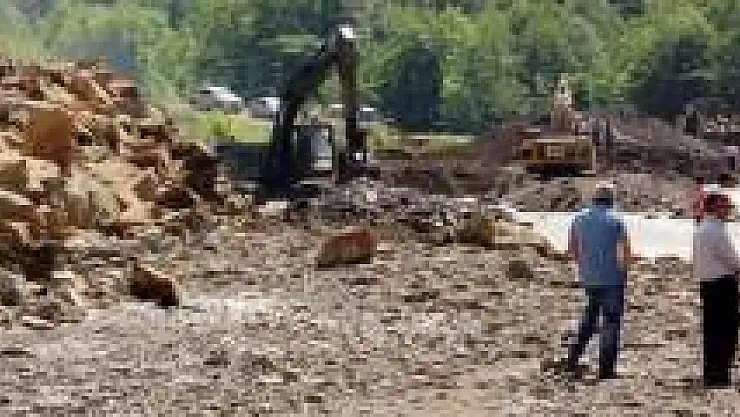 Kumluca yolu sel nedeniyle çöktü!