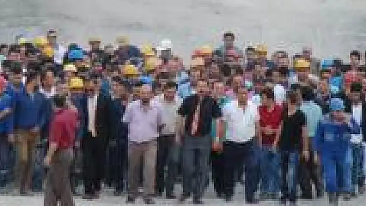 Madenciler Çift asgari ücret için eylemde